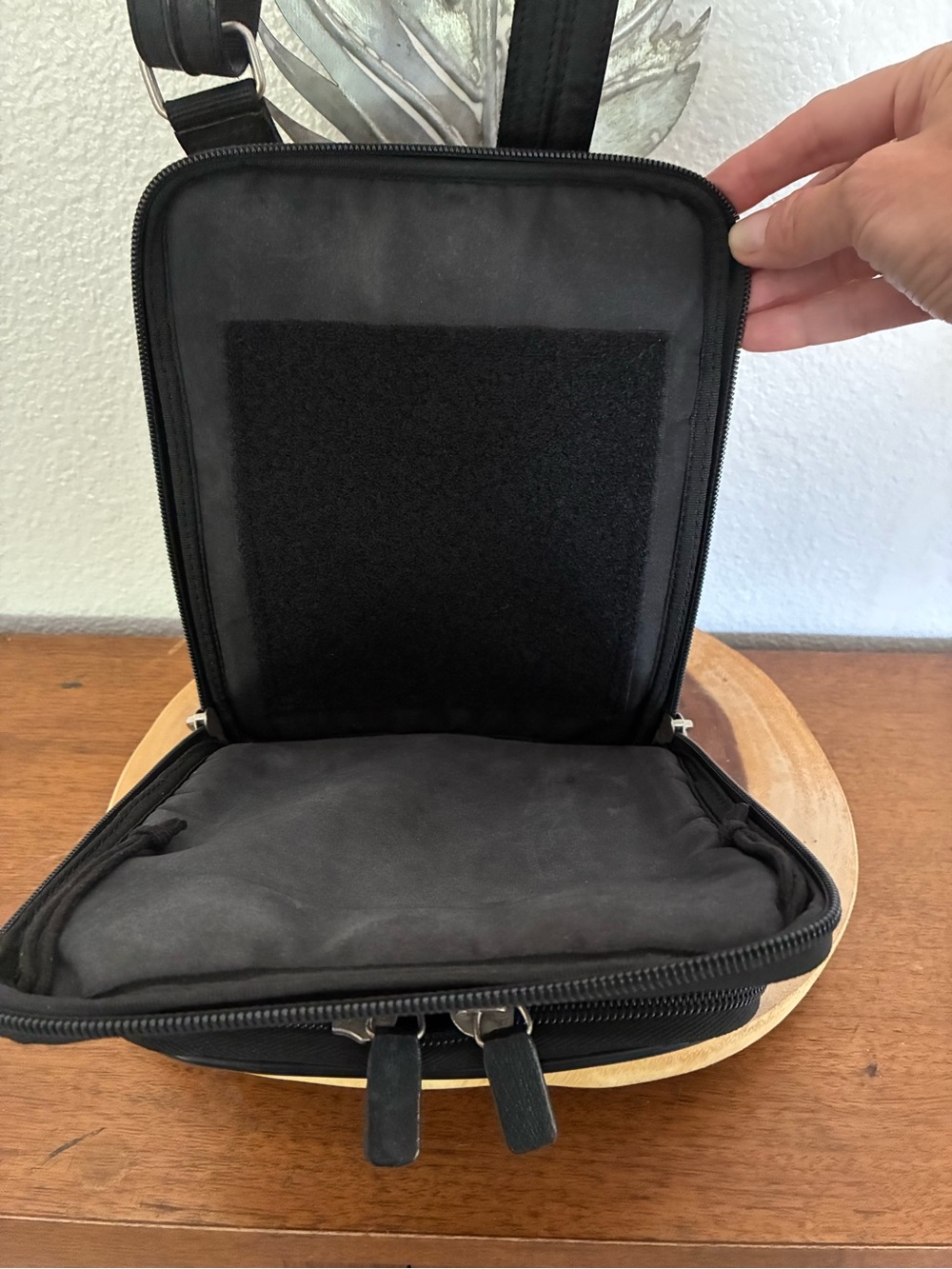 Gun Tote’n Mamas Black Leather Crossbody Conceal Carry Bag 
(No holster) - Picture 5 of 6